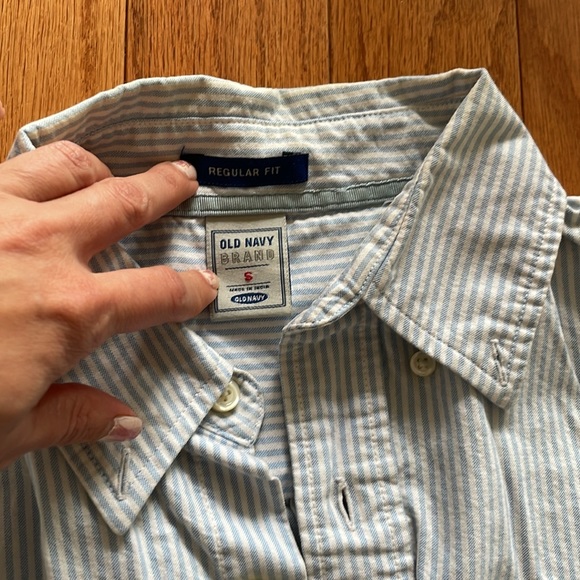 Old navy classic button down - Picture 2 of 4